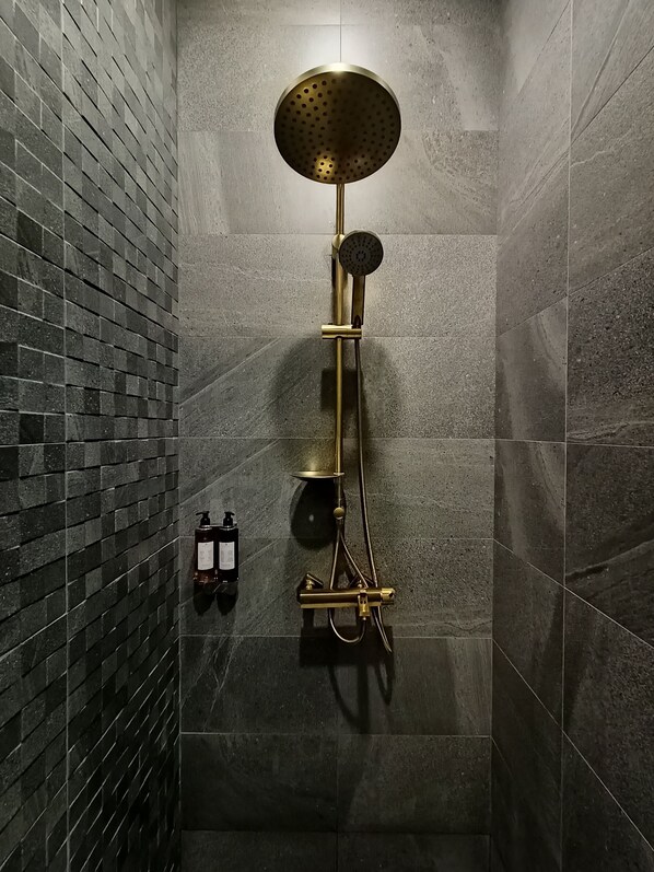 Kamar Double Deluks, 1 Tempat Tidur King, pemandangan kota | Kamar mandi | Bathtub dan shower terpisah dan shower pijat air