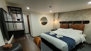 Una habitación de hotel moderna con cama, escritorio y silla.