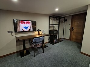Habitación de diseño con 1 cama doble o 2 individuales, vistas a la ciudad | Minibar, caja fuerte, escritorio y espacio para trabajar con un portátil