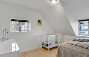 3 habitaciones, tabla de planchar con plancha y cuna de viaje 