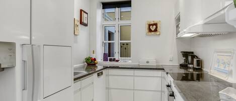 Fridge, dishwasher, coffee/tea maker