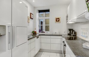 Kühlschrank, Geschirrspüler, Wasserkocher mit Kaffee-/Teezubehör