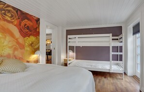 9 bedrooms, travel crib, free WiFi