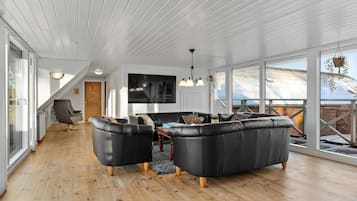 Fernseher, Tischfußball, Tischtennisplatte
