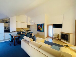 Smart TV, fireplace