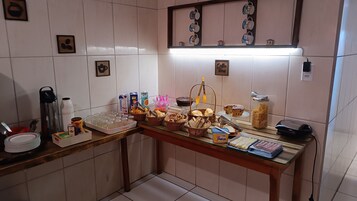 Desayuno completo diario (BRL 20 por persona)