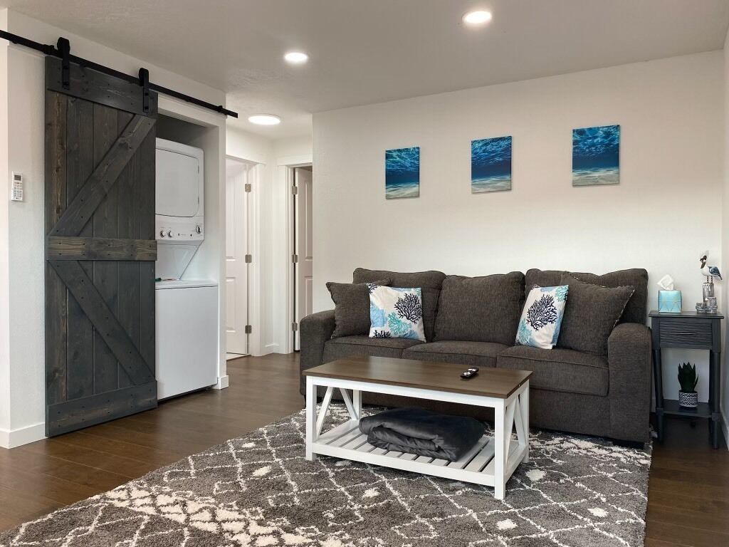 🏖 🏐 Upstairs Valley Beach Escape Apartment 🛹 💦 🏀4