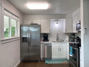 Fridge, microwave, oven, stovetop - 🏖 🏐 Upstairs Valley Beach Escape Apartment 🛹 💦 🏀4 (Spokane Valley)