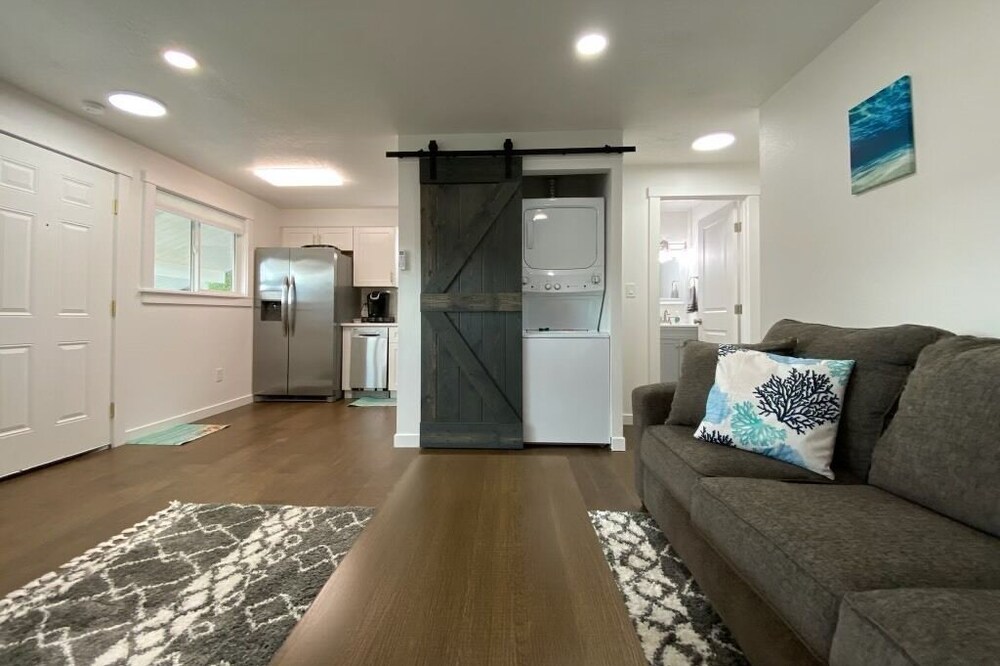 🏖 🏐 Upstairs Valley Beach Escape Apartment 🛹 💦 🏀4