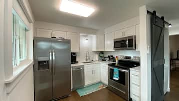 Een koelkast, een magnetron, een oven, een kookplaat