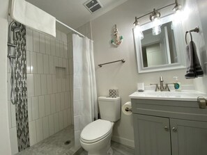 Shower, hair dryer, towels, soap - 🏖 🏐 Upstairs Valley Beach Escape Apartment 🛹 💦 🏀4 (Spokane Valley)