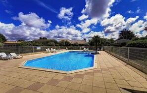 Alberca al aire libre y alberca climatizada