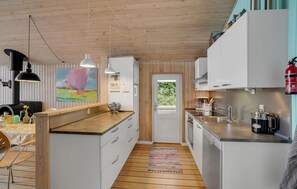 Fridge, microwave, stovetop, dishwasher - Amazing home in Broager with kitchen (Broager)