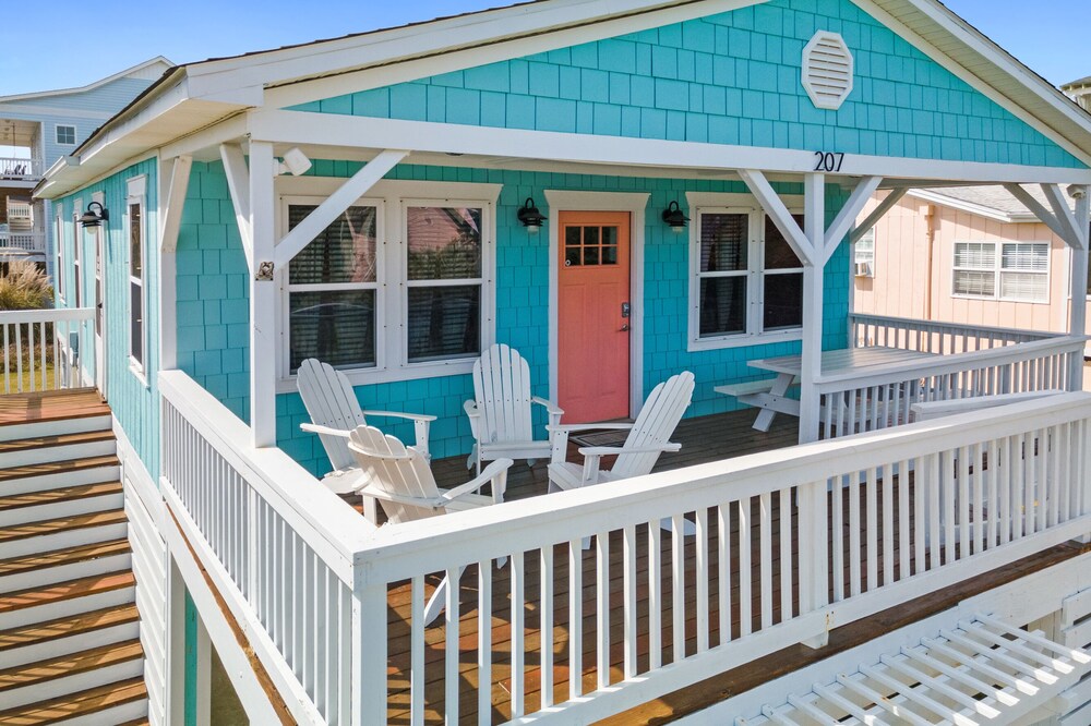 Cheerful 3BR/2BA - just steps to the beach!
