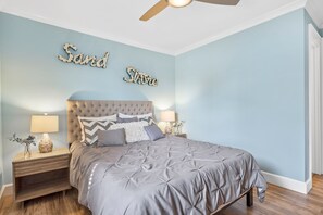 3 bedrooms, iron/ironing board, travel cot, free WiFi - Cheerful 3BR/2BA - just steps to the beach! (Oak Island)