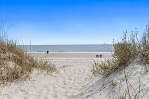 Chaises longues, serviettes de plage