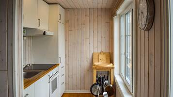 Kjøleskap, ovn, kokeplater og oppvaskmaskin