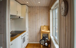 Réfrigérateur, un four, surface de cuisson, lave-vaisselle