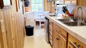 Réfrigérateur, micro-ondes, cafetière/bouilloire, grille-pain