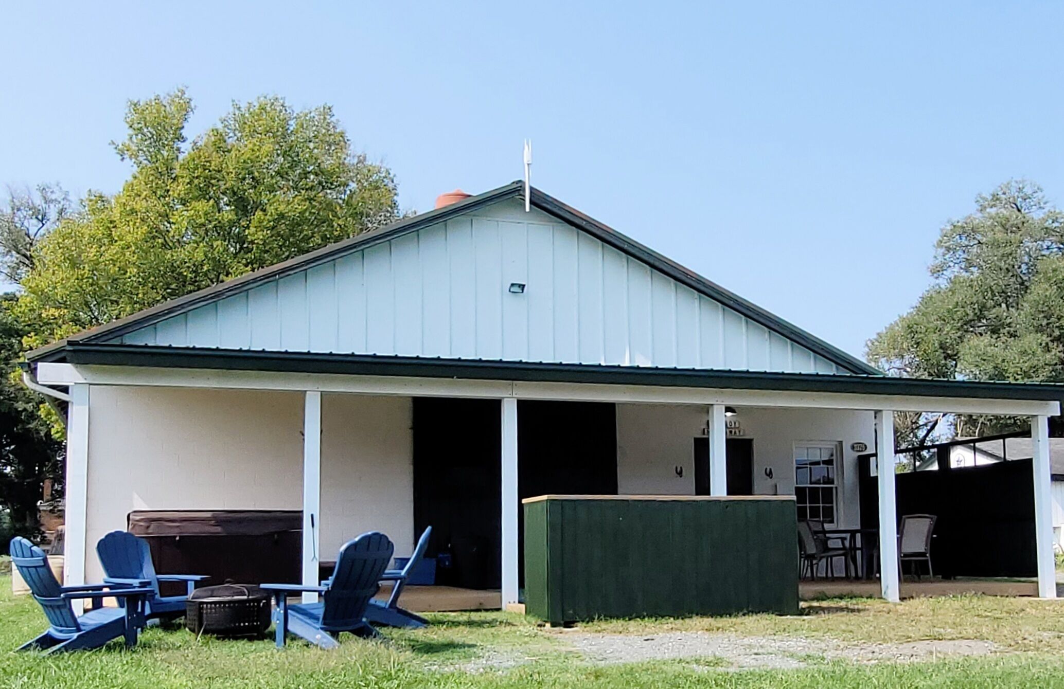 Cowboy hide-a-way cottage with hot tub on historic farm close to everything