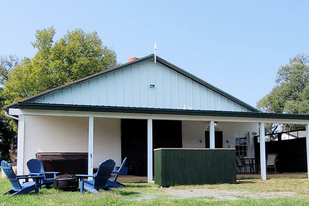 Cowboy hide-a-way cottage with hot tub on historic farm close to everything