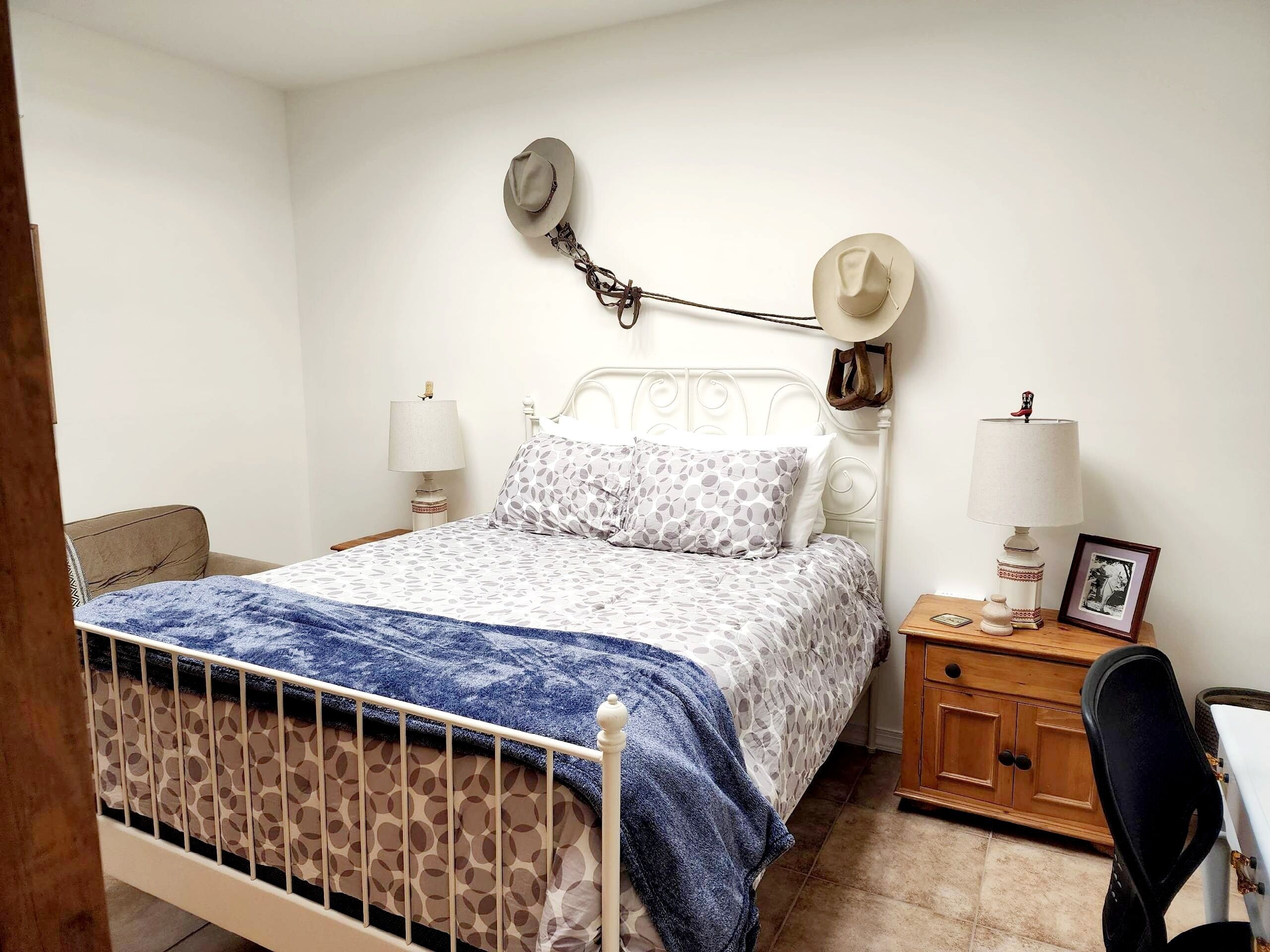 Cowboy hide-a-way cottage with hot tub on historic farm close to everything