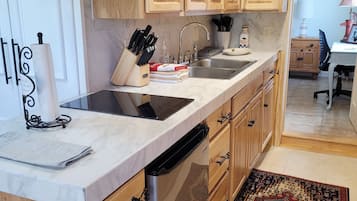 Réfrigérateur, micro-ondes, cafetière/bouilloire, grille-pain