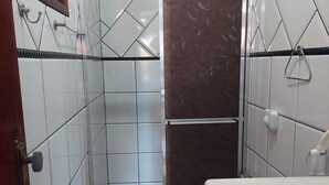 Family Room, Garden View | Bathroom | Rainfall showerhead, towels - Suítes Dom Castilho (Arraial do Cabo)