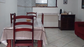 18-inch TV with satellite channels - Suítes Dom Castilho (Arraial do Cabo)