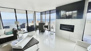 Älytelevisio, takka, tietokoneen näyttö