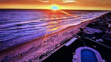 Sulla spiaggia, lettini da mare, teli da spiaggia