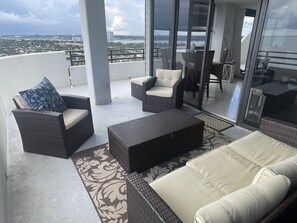 Smart TV, fireplace, computer monitors