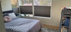 5 bedrooms, desk, iron/ironing board, free WiFi - Modern, spacious five bedroom home on quiet street (Seattle)