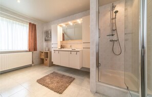 Combined shower/bathtub