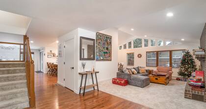 Mountain Chalet*Riverfront*Hottub*StevensPass