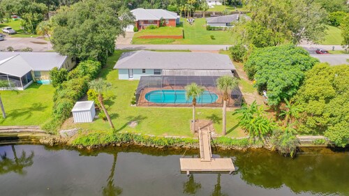 3/2 HEATED POOL HOME ON DEEP WATER CANAL