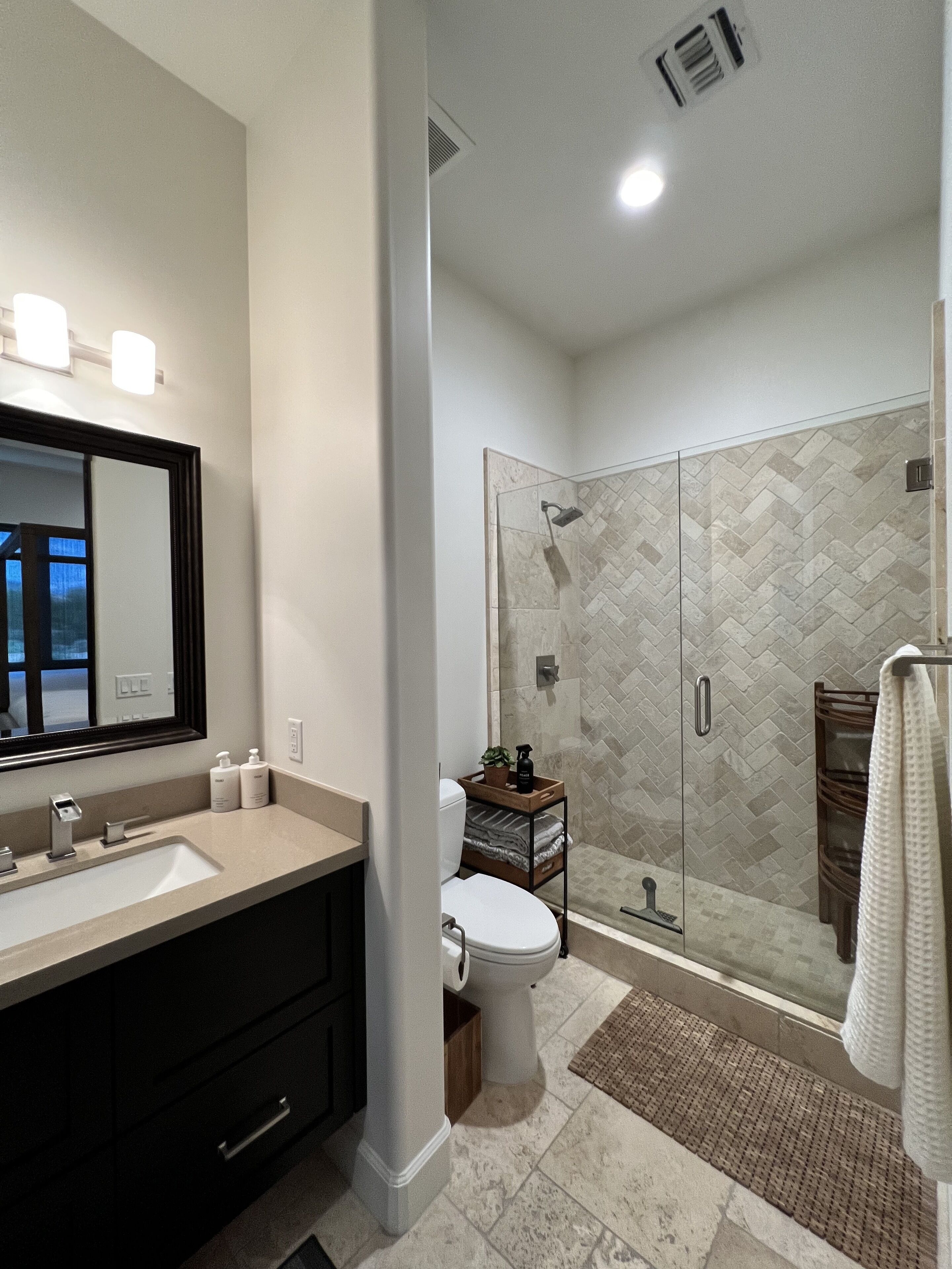 Modern 1-Bedroom Guesthouse with Pool/Pickleball Court