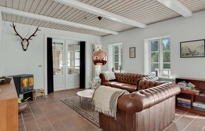 Fireplace, table tennis - Lovely home in Aabybro with kitchen (Aabybro)