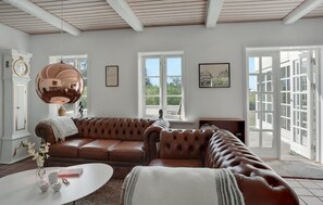 Fireplace, table tennis - Lovely home in Aabybro with kitchen (Aabybro)