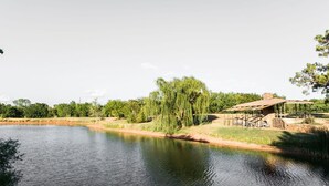 Un cadre paisible au bord d’un lac, avec une construction rustique en bois située près du rivage.