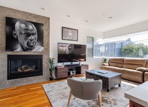 Smart TV, fireplace