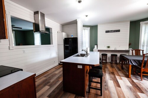 Atv-snowmobile Trail, Close to Marquette, Parking, 9 bedrooms, sleeps 18 People.