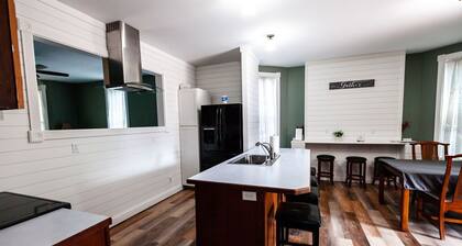 Atv-snowmobile Trail, Close to Marquette, Parking, 9 bedrooms, sleeps 18 People.