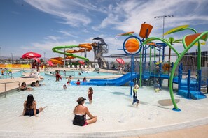 Ein Wasserpark mit verschiedenen Spielgeräten und Rutschen.