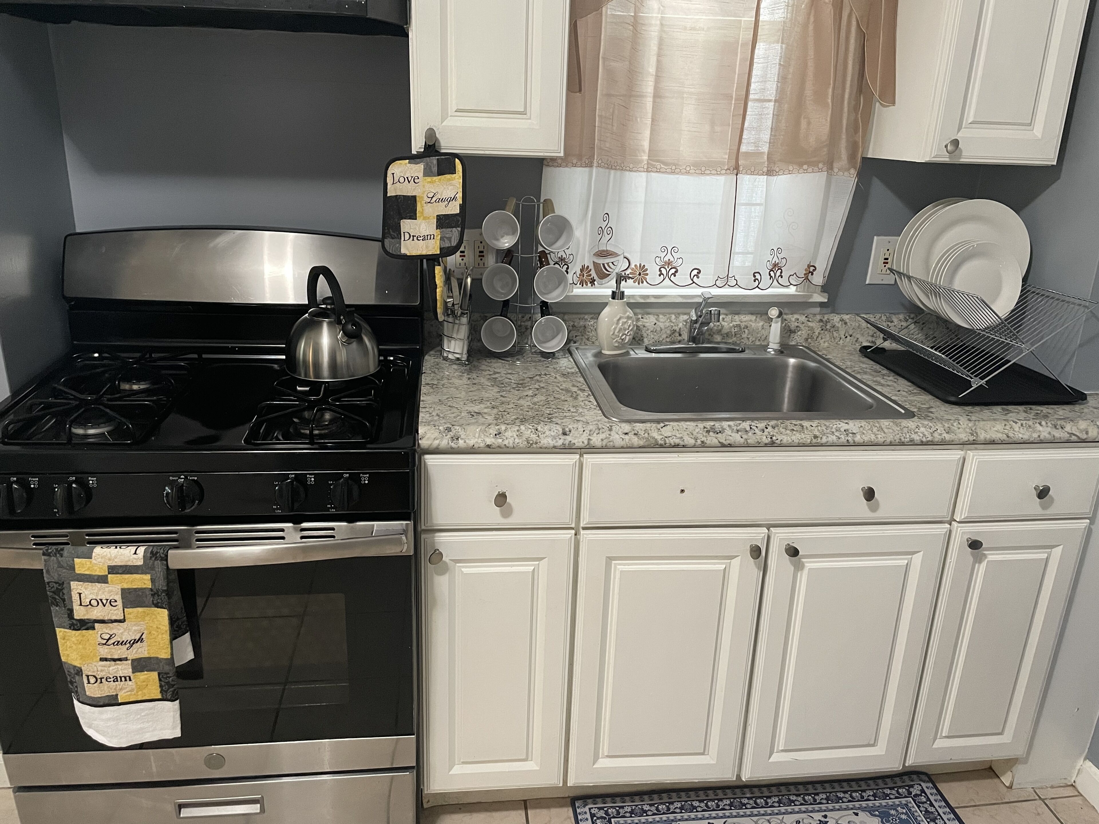 Private 2 Bedroom Apartment cozy home with TVs, Coffee maker, full kitchen 