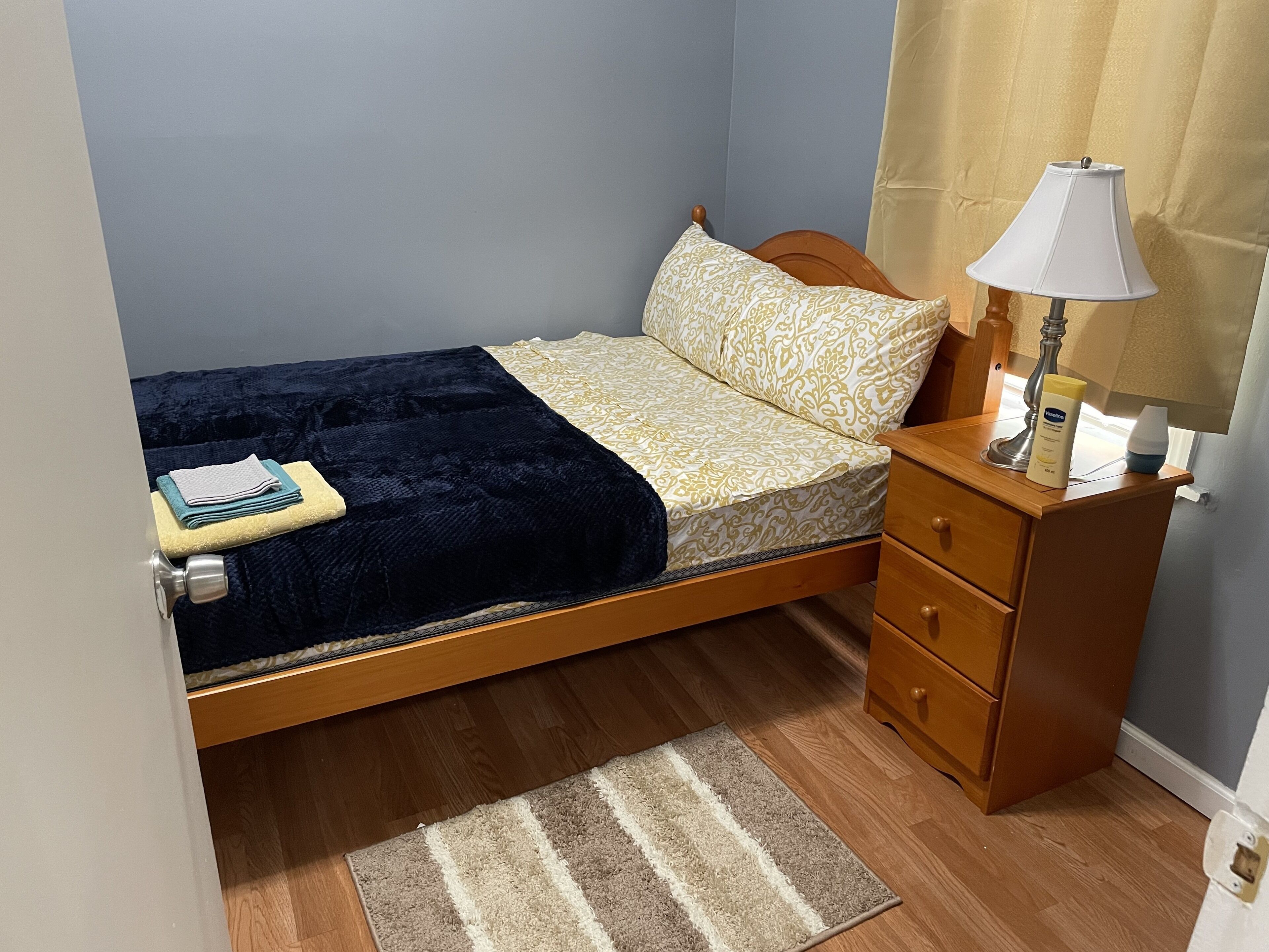 Private 2 Bedroom Apartment cozy home with TVs, Coffee maker, full kitchen 