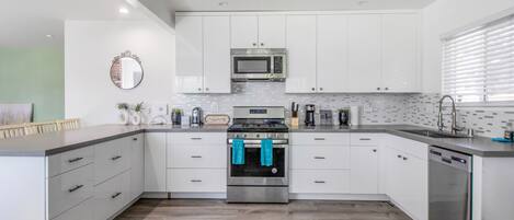 ثلاجة، ميكروويف، فرن، موقد طهي مسطح