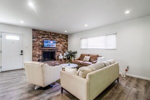 Smart TV, chimenea y monitor de computadora 