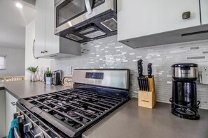 Refrigerador, microondas, horno y parrilla de estufa 