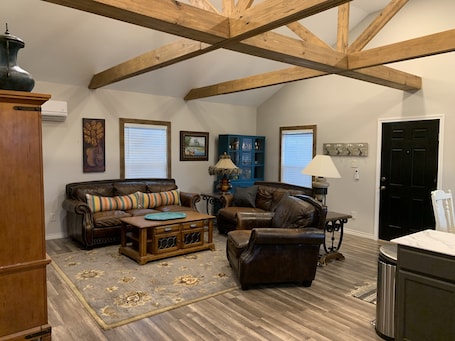 Smart TV, fireplace. Ranch Getaway
